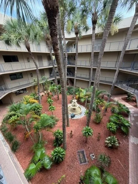 Foto de propiedad en 8635 NW 8th Street 303, Miami, FL 33126 Miami con MLS# 