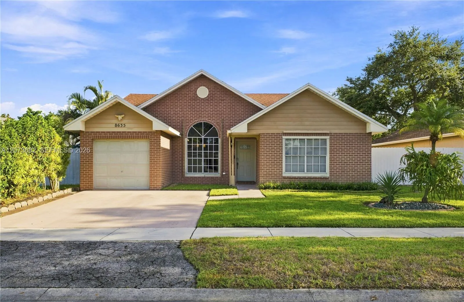 Foto de propiedad en 8635 SW 15th Street, Pembroke Pines, FL 33025 Pembroke Pines con MLS# 