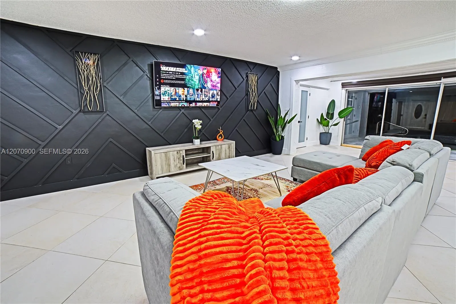 Foto de propiedad en 8651 Sunset Strip, Sunrise, FL 33322 Sunrise con MLS# 