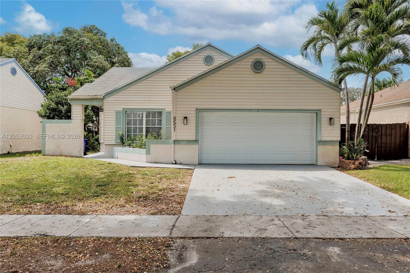 Foto de propiedad en 8651 SW 12th Street, Pembroke Pines, FL 33025 Pembroke Pines con MLS# 