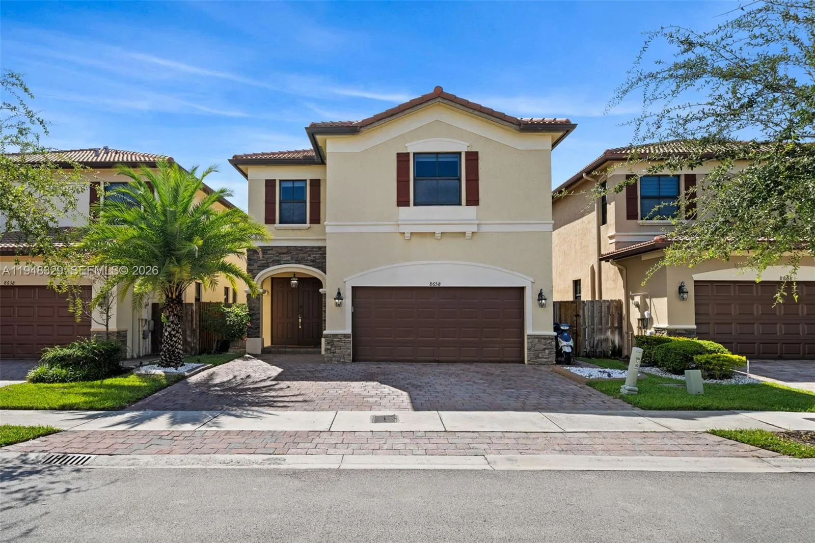 Foto de propiedad en 8658 NW 99th Path, Doral, FL 33178 Doral con MLS# 