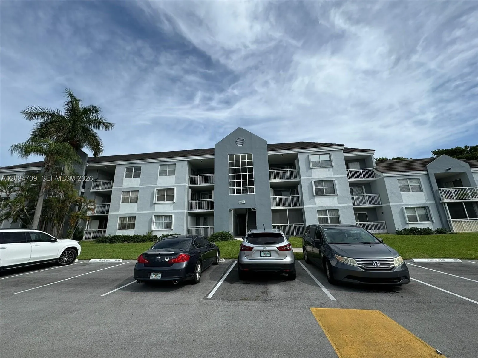 Foto de propiedad en 8660 SW 212th Street 108, Cutler Bay, FL 33189 Cutler Bay con MLS# 