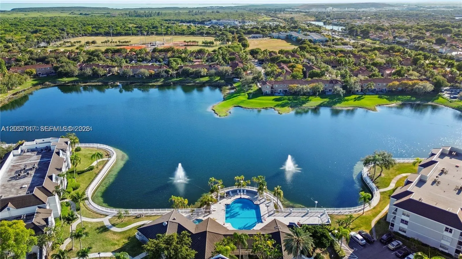 Foto de propiedad en 8670 SW 212th Street 306, Cutler Bay, FL 33189 Cutler Bay con MLS# 