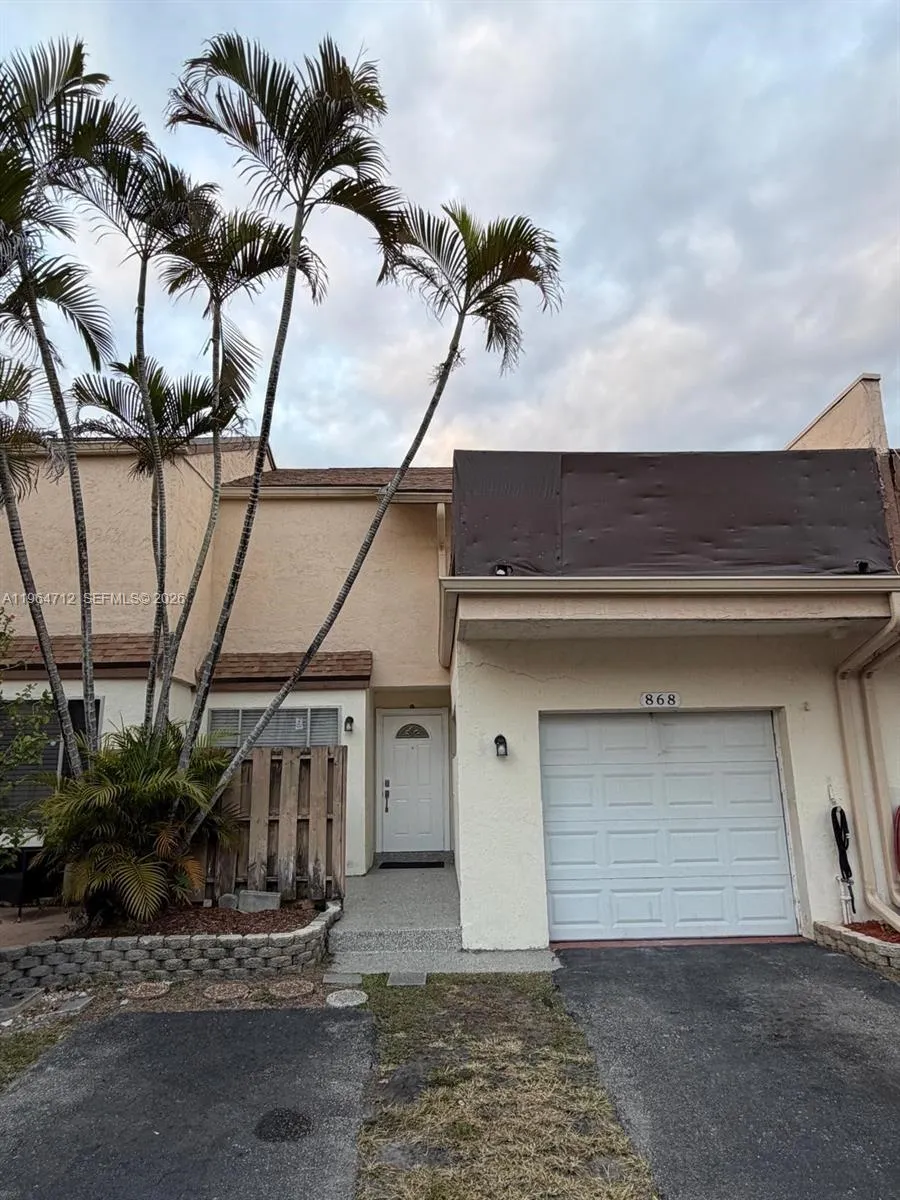 Foto de propiedad en 868 NW 81st Way, Plantation, FL 33324 Plantation con MLS# 