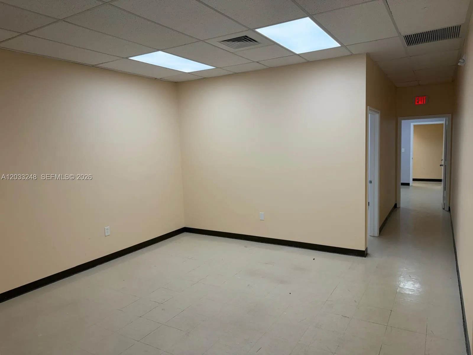 Foto de propiedad en 8688 NW 44 Street, Sunrise, FL 33351 Sunrise con MLS# 