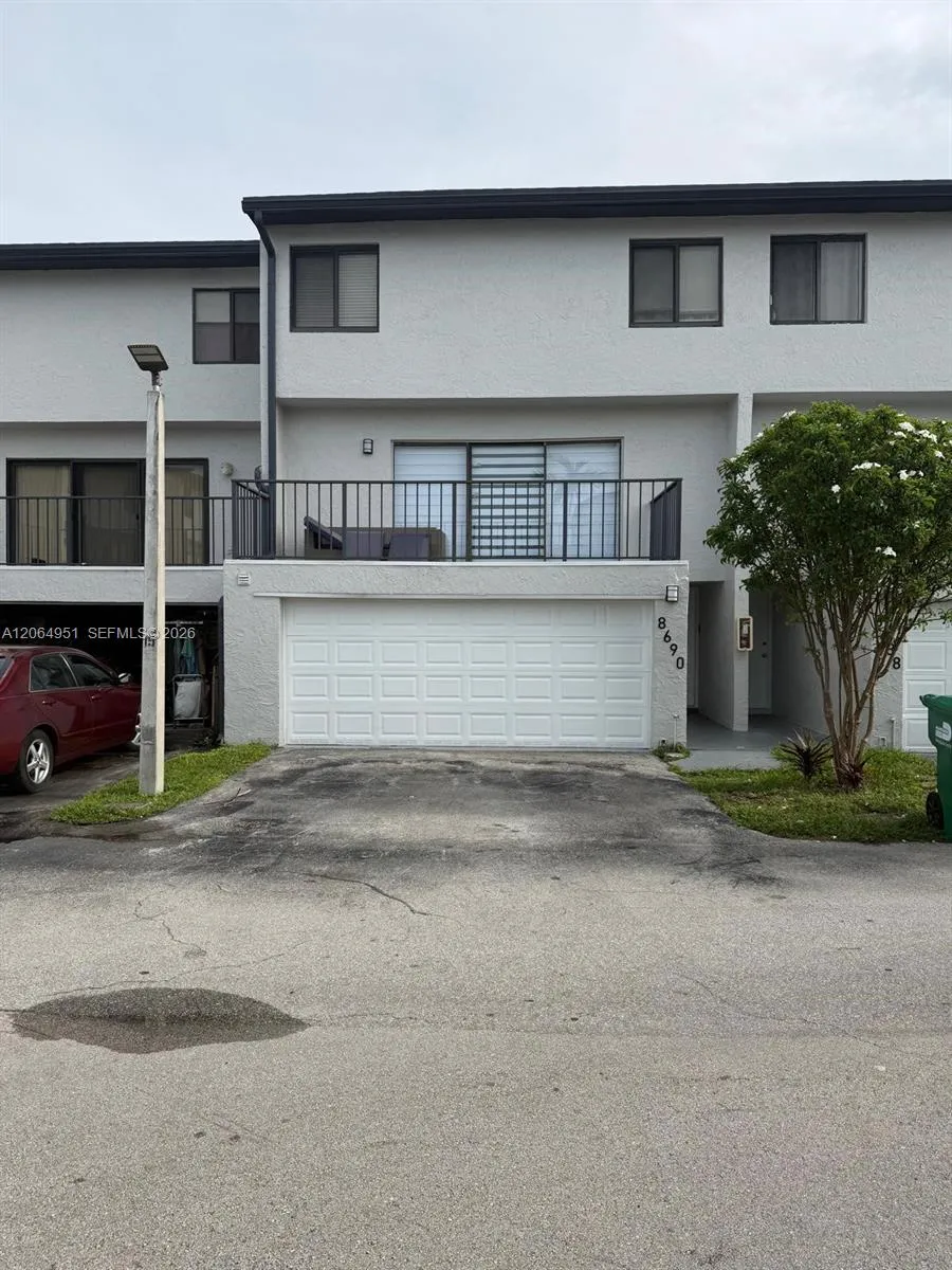 Foto de propiedad en 8690 SW 154th Cir Place 3D, Miami, FL 33193 Miami con MLS# 