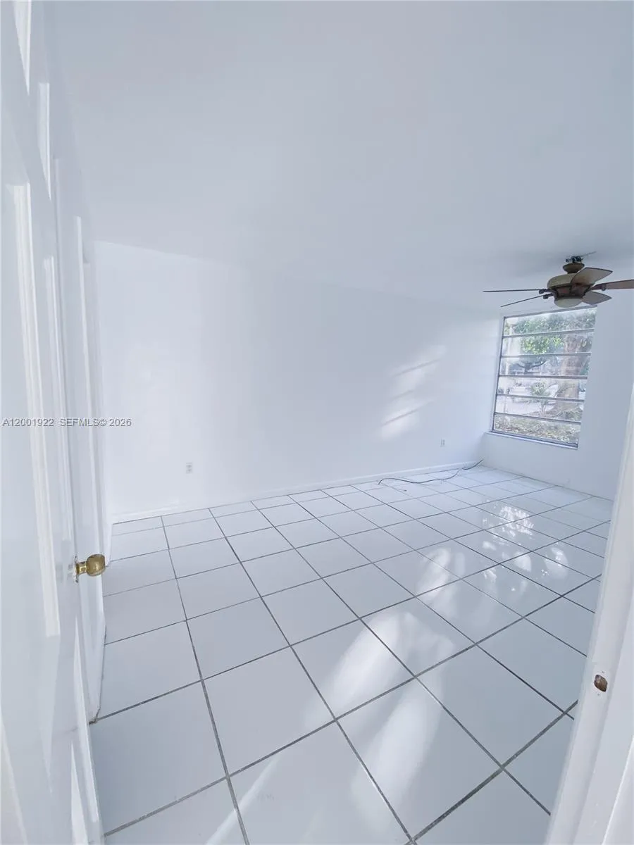 Foto de propiedad en 870 NW 87th Avenue 110, Miami, FL 33172 Miami con MLS# 
