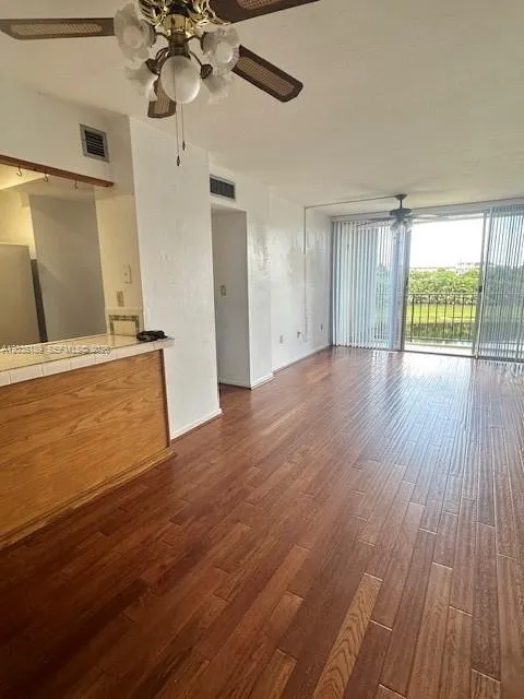Foto de propiedad en 870 NW 87th Avenue 302, Miami, FL 33172 Miami con MLS# 