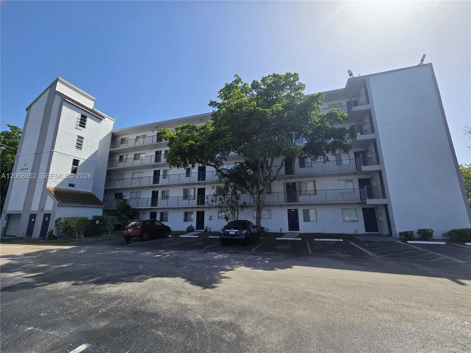 Foto de propiedad en 8700 N Sherman Circle 108, Miramar, FL 33025 Miramar con MLS# 