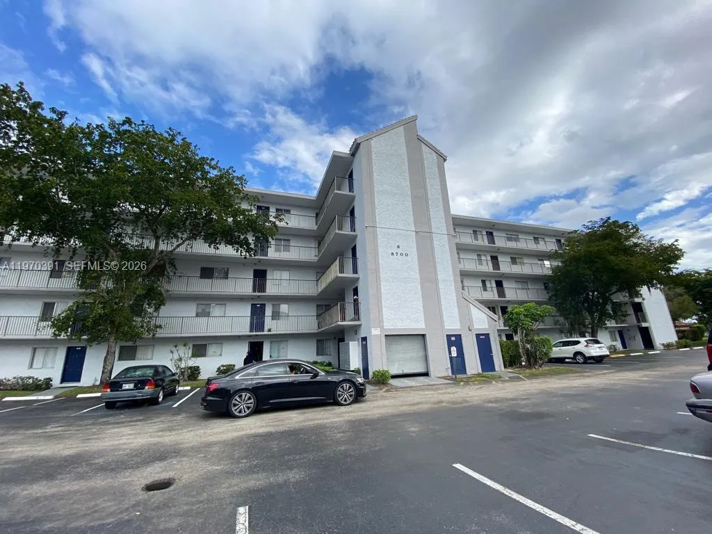Foto de propiedad en 8700 N Sherman Circle 305, Miramar, FL 33025 Miramar con MLS# 