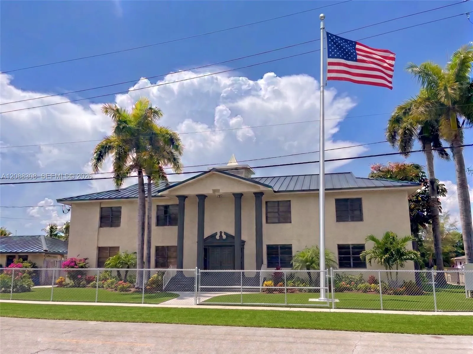 Foto de propiedad en 8700 NW 5th Avenue, El Portal, FL 33150 El Portal con MLS# 