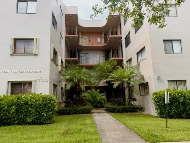 Foto de propiedad en 8700 SW 133rd Ave Road 302, Miami, FL 33183 Miami con MLS# 