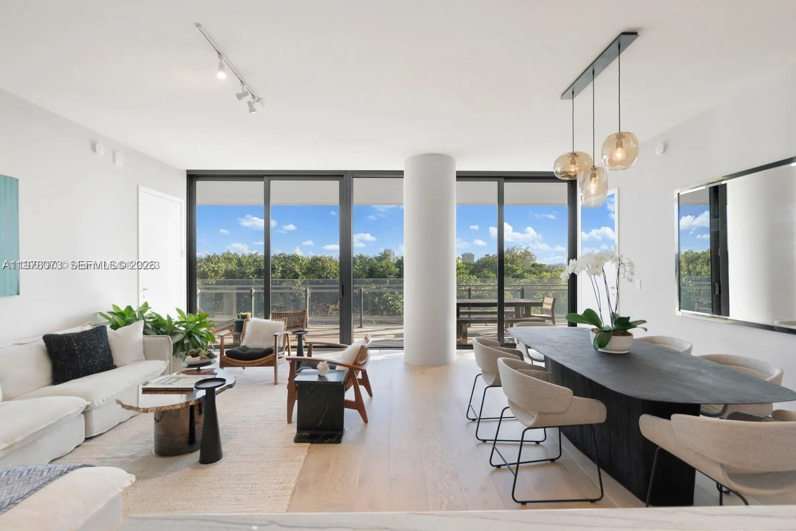 Foto de propiedad en 8701 Collins Avenue 404, Miami Beach, FL 33154 Miami Beach con MLS# 