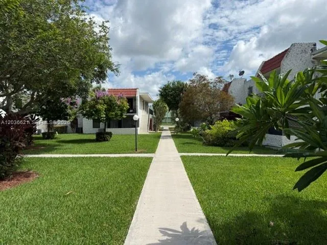 Foto de propiedad en 8701 SW 141st Street E6, Palmetto Bay, FL 33176 Palmetto Bay con MLS# 
