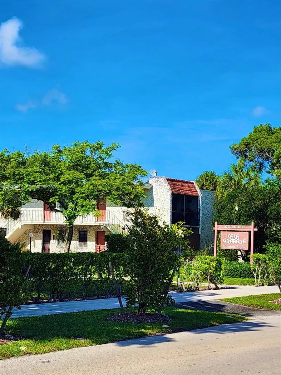 Foto de propiedad en 8701 SW 141st Street H6, Palmetto Bay, FL 33176 Palmetto Bay con MLS# 
