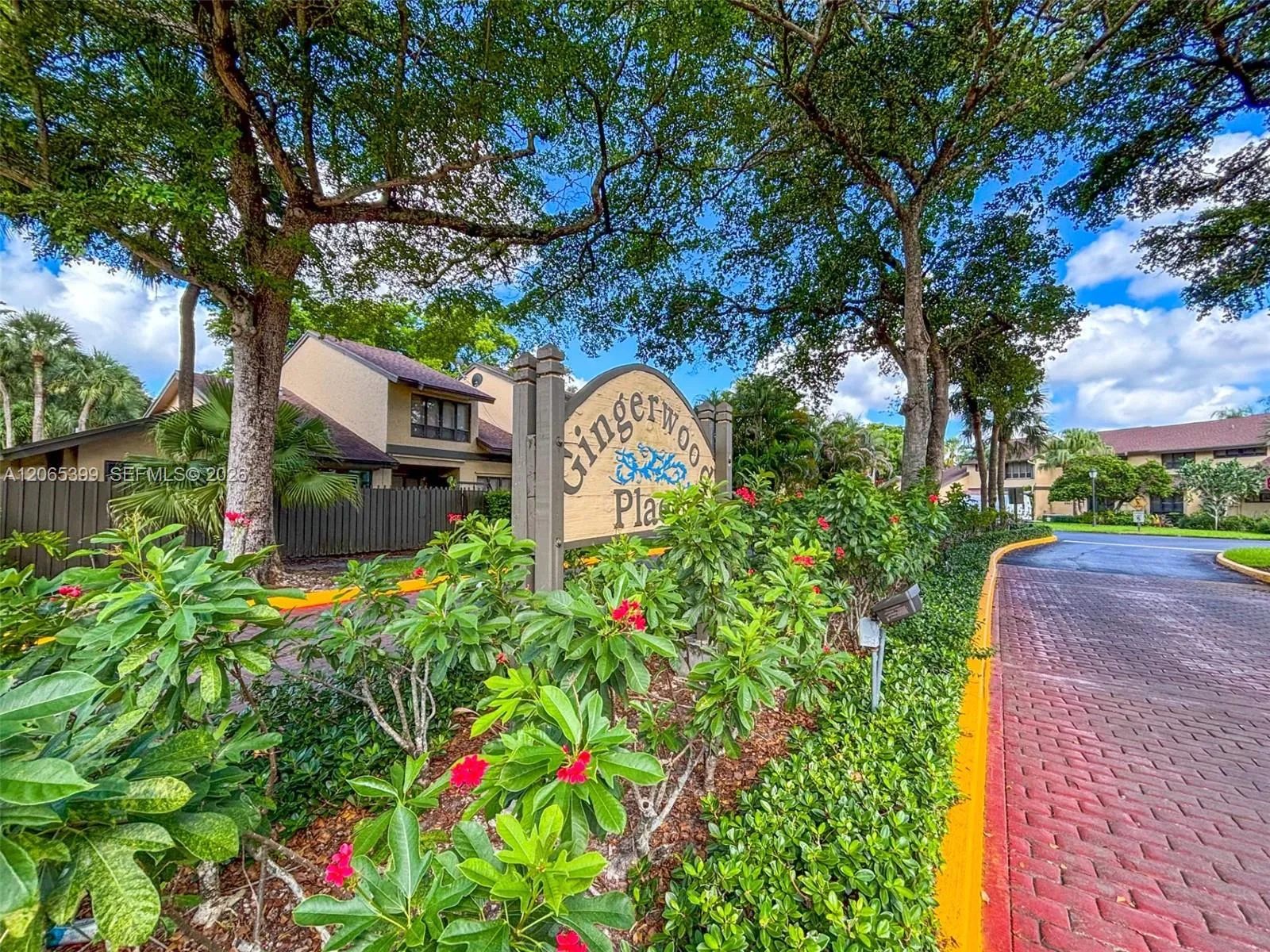 Foto de propiedad en 8703 Cleary Boulevard, Plantation, FL 33324 Plantation con MLS# 