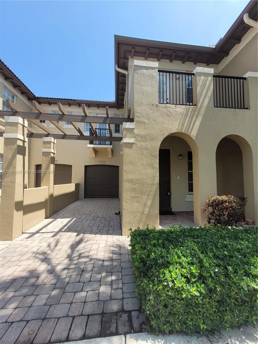 Foto de propiedad en 8707 Buckskin Manor 5-12, Davie, FL 33328 Davie con MLS# 