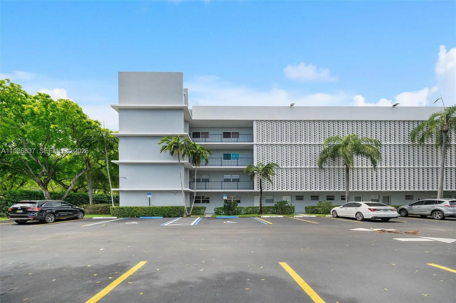 Vendido 871 NE 195th Street 202, Miami, FL 33179, Miami, FL 33179