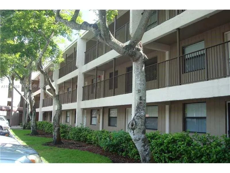 Foto de propiedad en 8715 Shadow Wood Boulevard 211, Coral Springs, FL 33071 Coral Springs con MLS# 