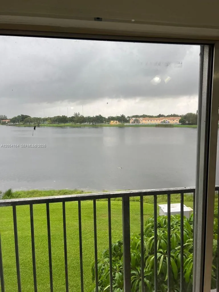 Foto de propiedad en 8720 N Sherman Circle 303, Miramar, FL 33025 Miramar con MLS# 