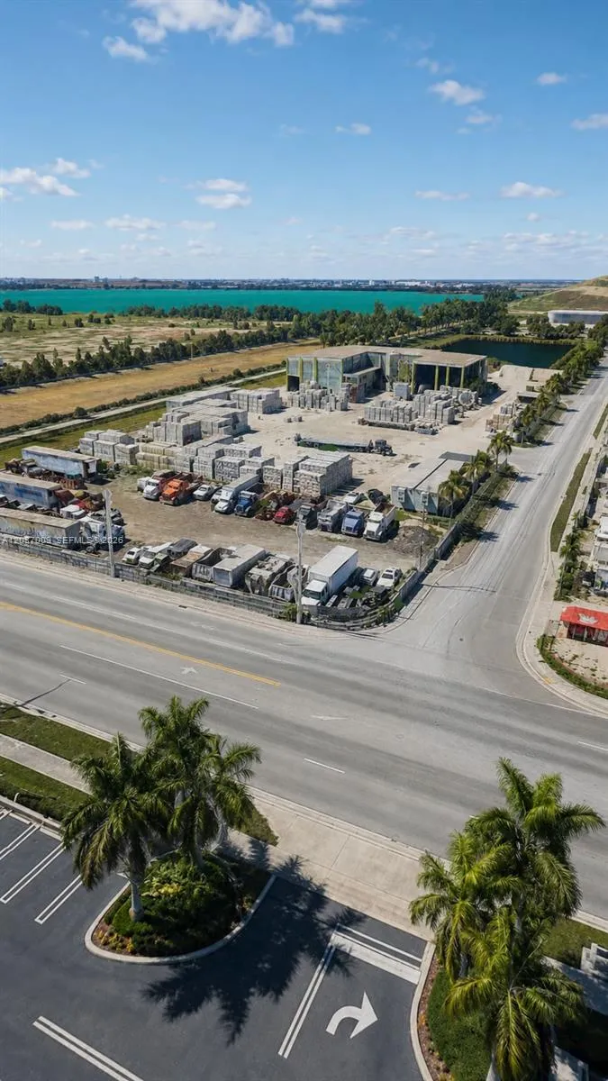 Foto de propiedad en 8720 NW 91st Street, Medley, FL 33178-1858 Medley con MLS# 