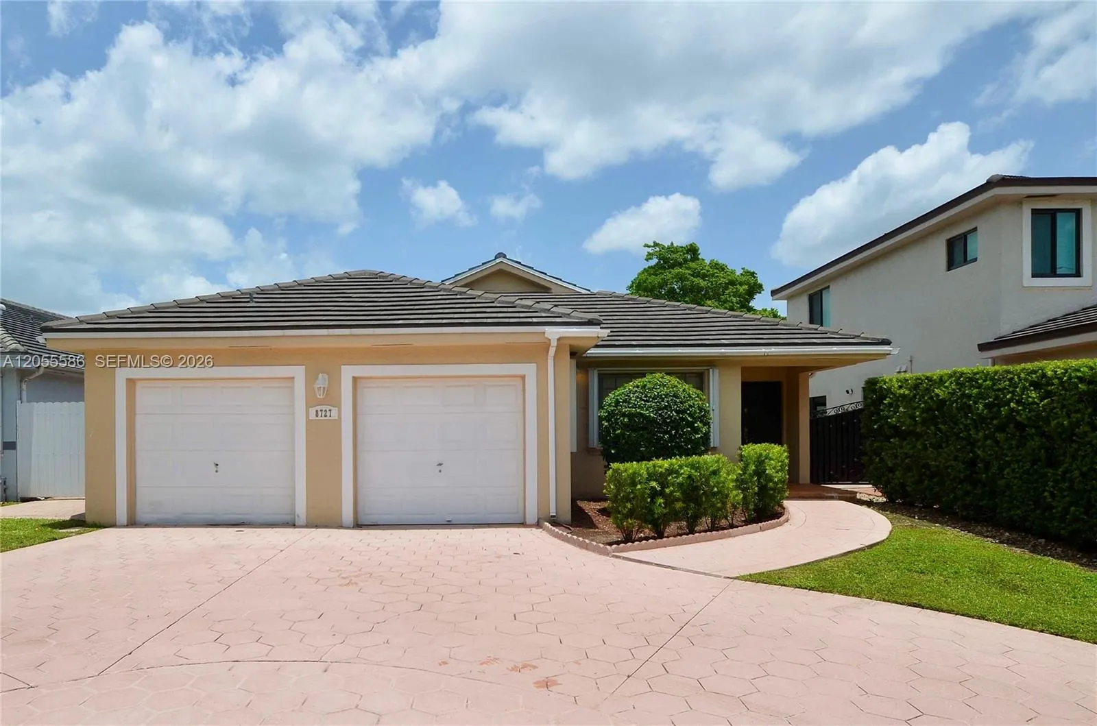 Foto de propiedad en 8727 NW 150th Terrace, Miami Lakes, FL 33018 Miami Lakes con MLS# 