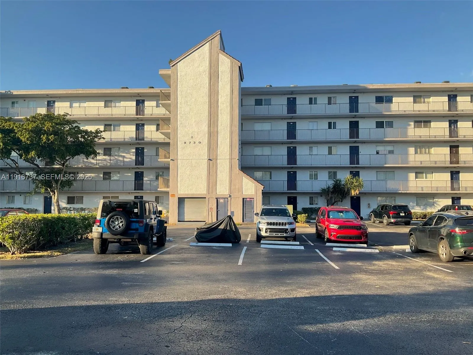 Foto de propiedad en 8730 N Sherman Circle 407, Miramar, FL 33025 Miramar con MLS# 