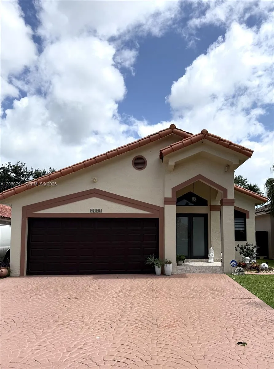 Foto de propiedad en 8731 NW 153rd Terrace, Miami Lakes, FL 33018 Miami Lakes con MLS# 