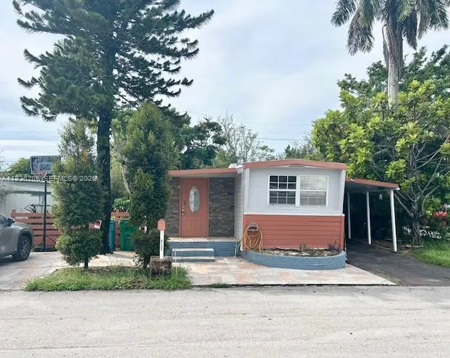 Foto de propiedad en 8732 SW 16th Street, Davie, FL 33324 Davie con MLS# 