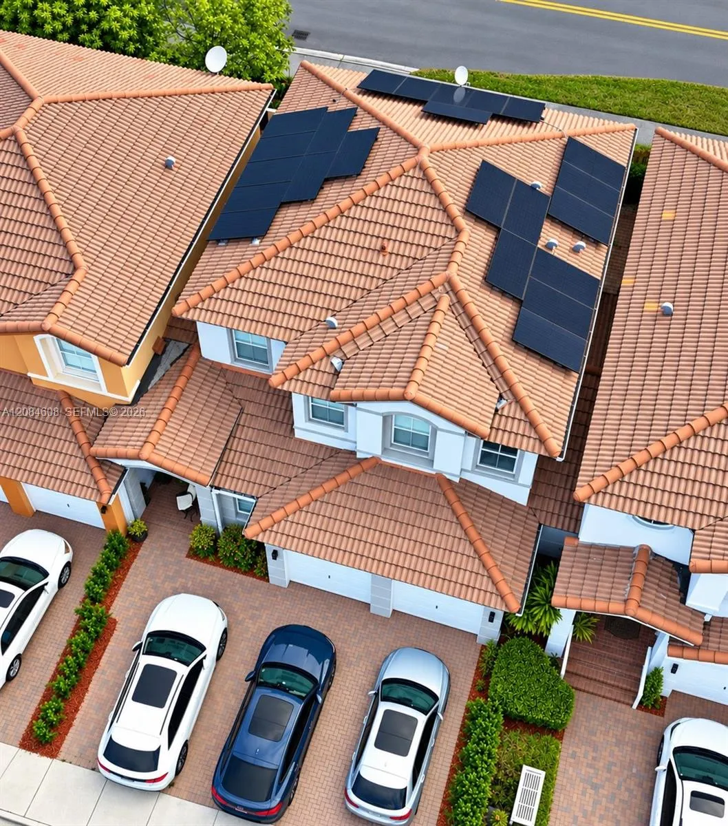 Foto de propiedad en 8739 NW 109th Court, Doral, FL 33178 Doral con MLS# 