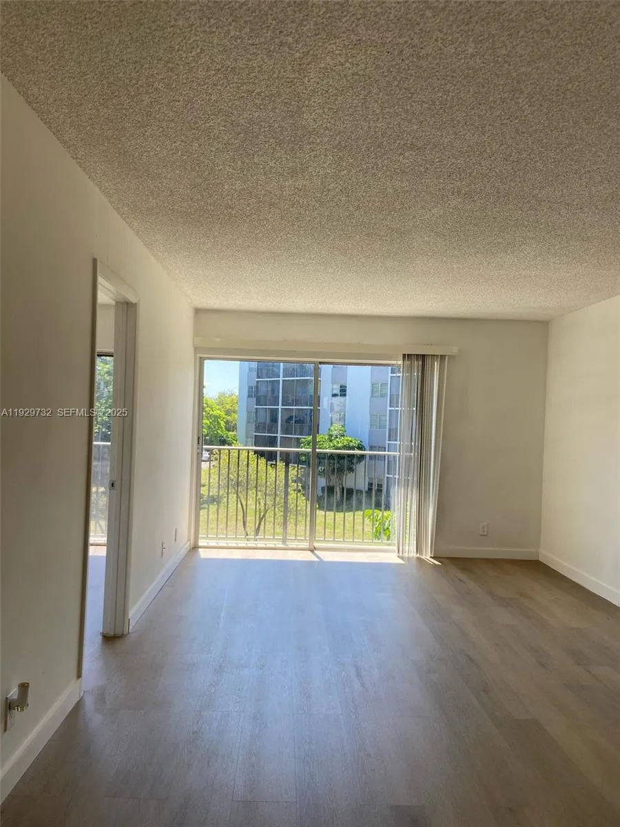 Foto de propiedad en 8740 N Sherman Circle 305, Miramar, FL 33025 Miramar con MLS# 