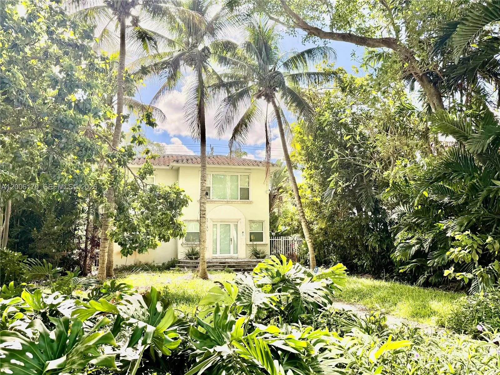 Foto de propiedad en 8740 NE 2nd Avenue 8740, El Portal, FL 33138 El Portal con MLS# 