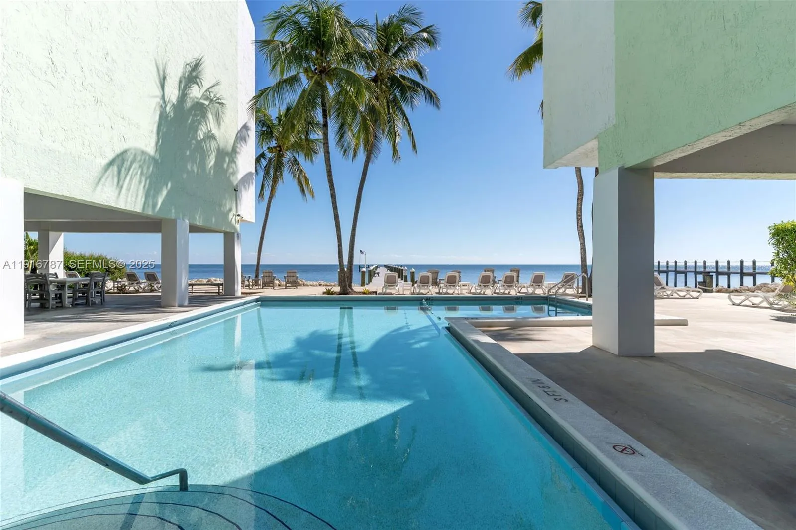 Foto de propiedad en 87465 Old Hwy 215 Highway 215, Plantation Key, FL 33036 Plantation Key con MLS# 