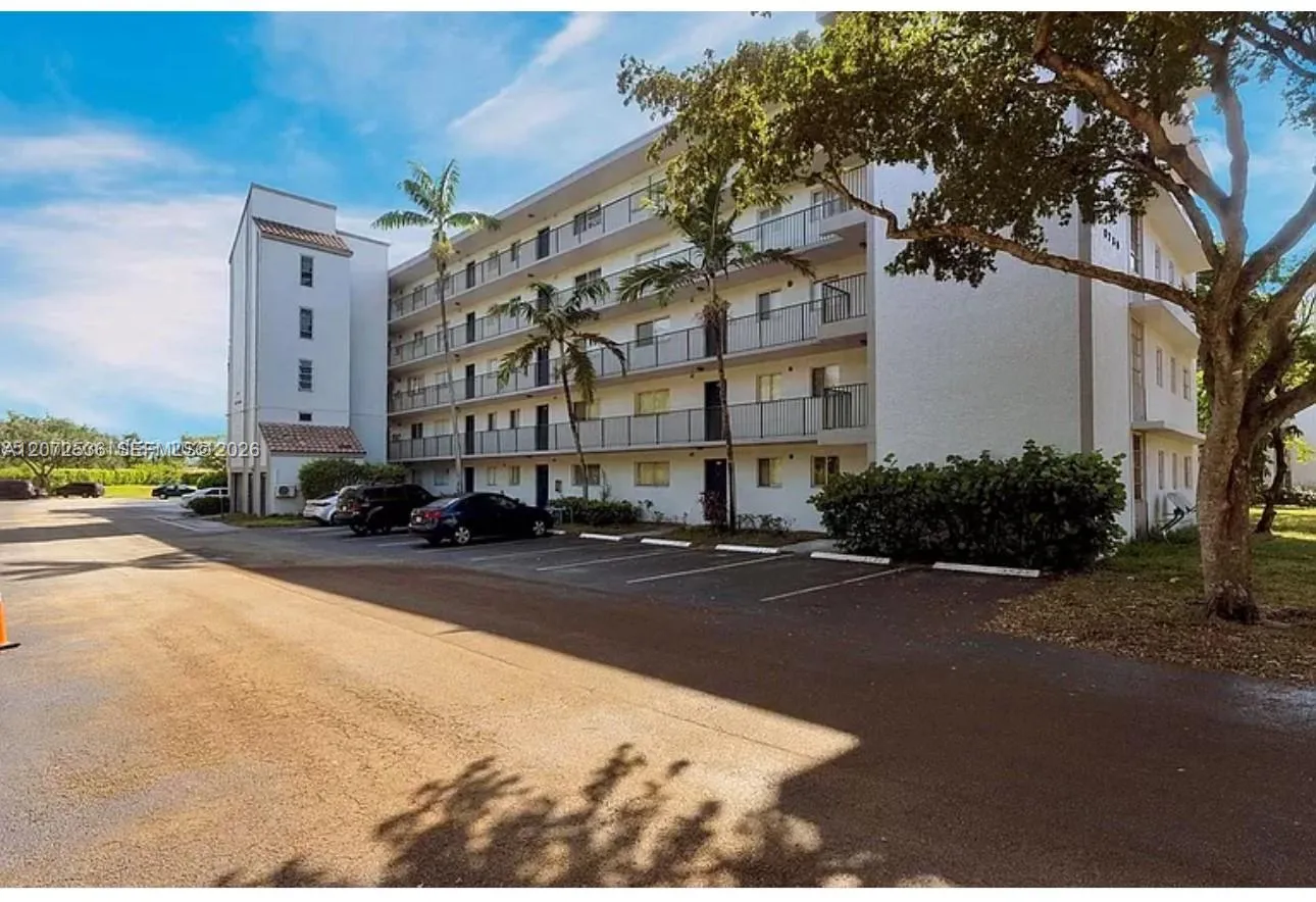 Foto de propiedad en 8750 N Sherman Circle 103, Miramar, FL 33025 Miramar con MLS# 