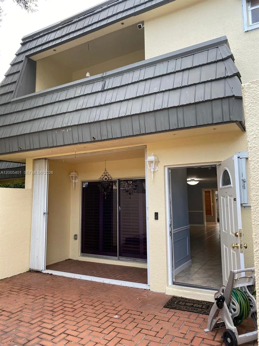 Foto de propiedad en 8761 SW 137th Avenue 8761, Miami, FL 33183 Miami con MLS# 