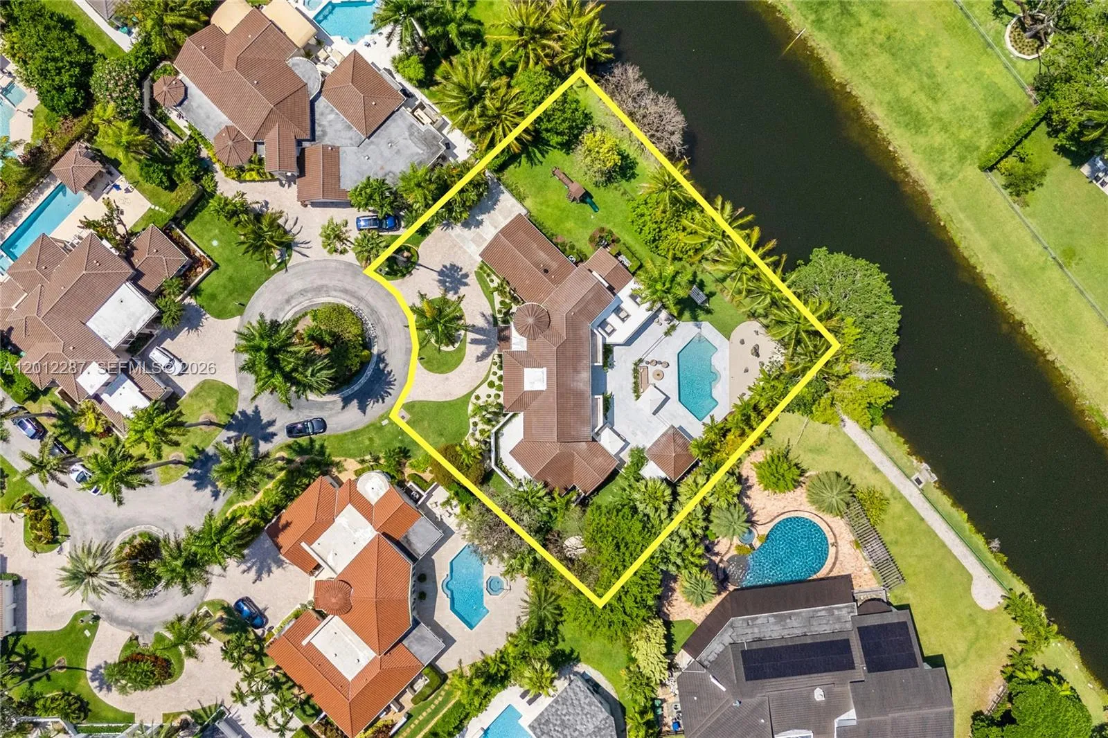 Foto de propiedad en 8763 SW 61st Place, Pinecrest, FL 33156 Pinecrest con MLS# 