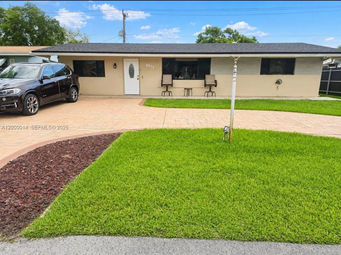 Foto de propiedad en 8771 NW 15th Court, Pembroke Pines, FL 33024 Pembroke Pines con MLS# 