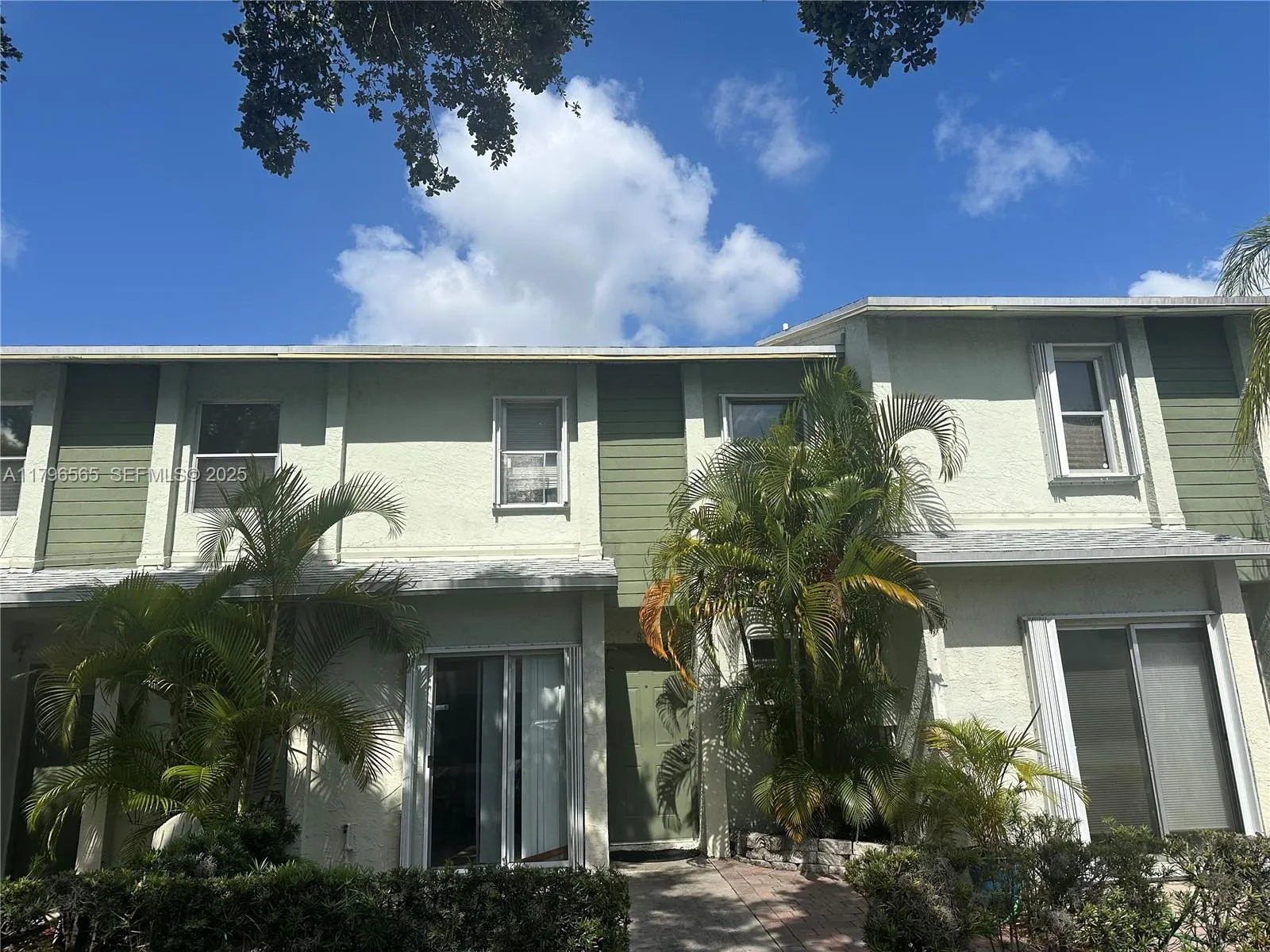 Foto de propiedad en 878 Crystal Lake Drive, Deerfield Beach, FL 33064 Deerfield Beach con MLS# 