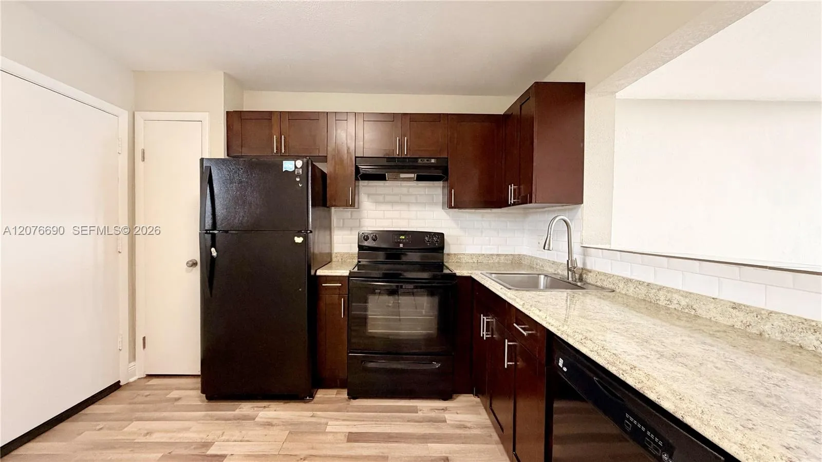 Foto de propiedad en 879 NE 195th Street 425, Miami, FL 33179 Miami con MLS# 