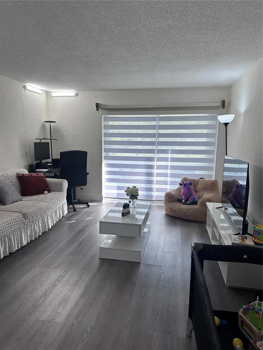 Vendido 8794 SW 12th Street 105, Miami, FL 33174, Miami, FL 33174