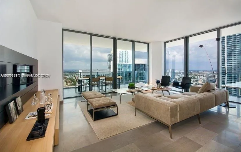 Foto de propiedad en 88 SW 7th Street 2712, Miami, FL 33130 Miami con MLS#