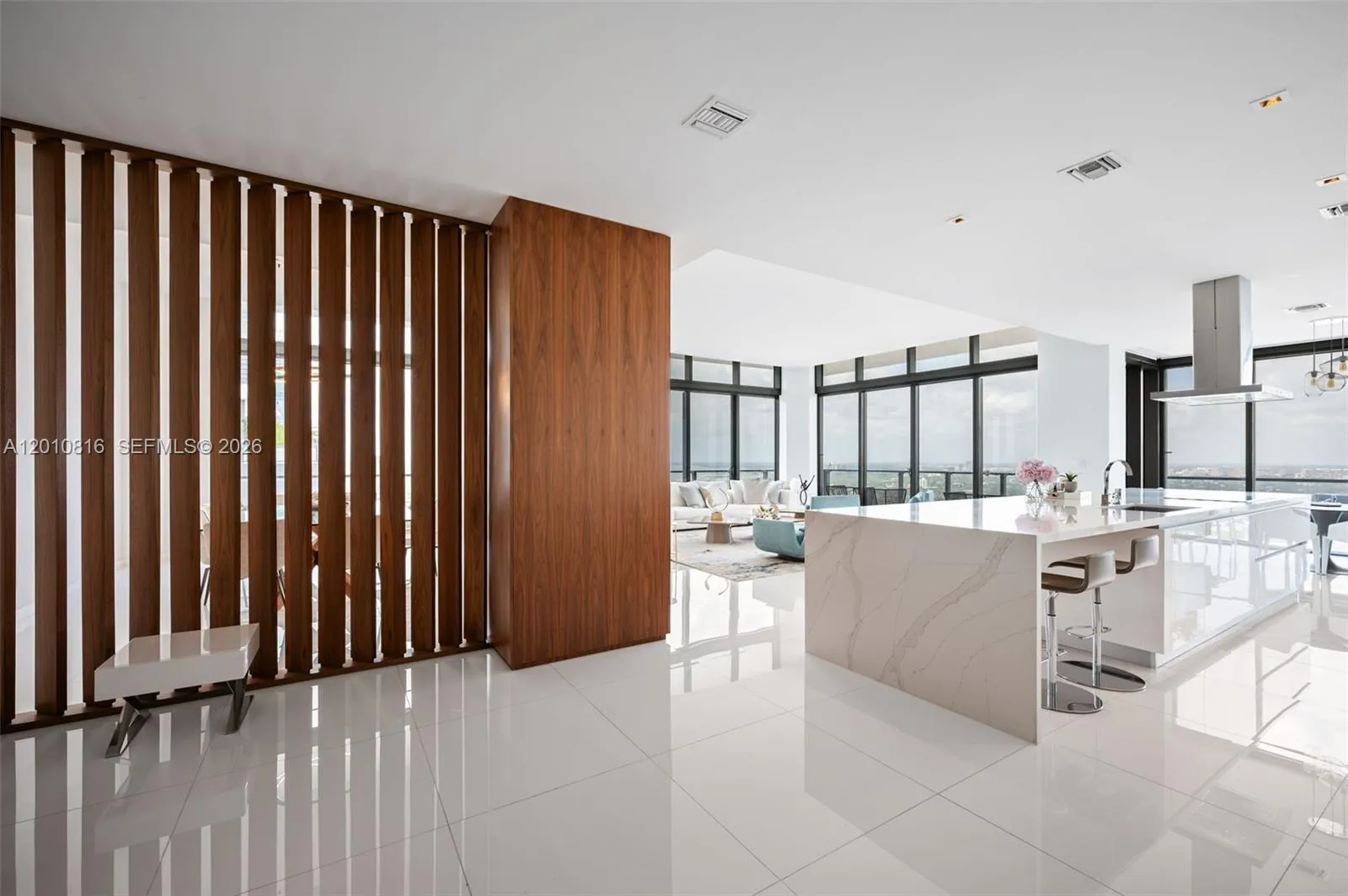 Foto de propiedad en 88 SW 7th Street PH4301, Miami, FL 33130 Miami con MLS# 