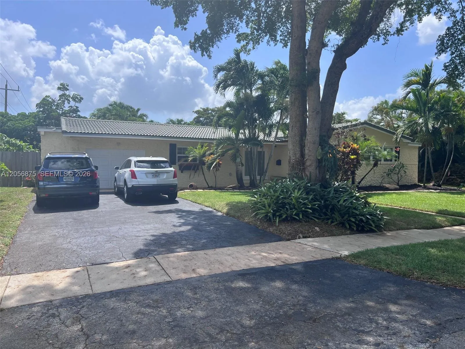 Foto de propiedad en 880 Azalea Court, Plantation, FL 33317 Plantation con MLS# 