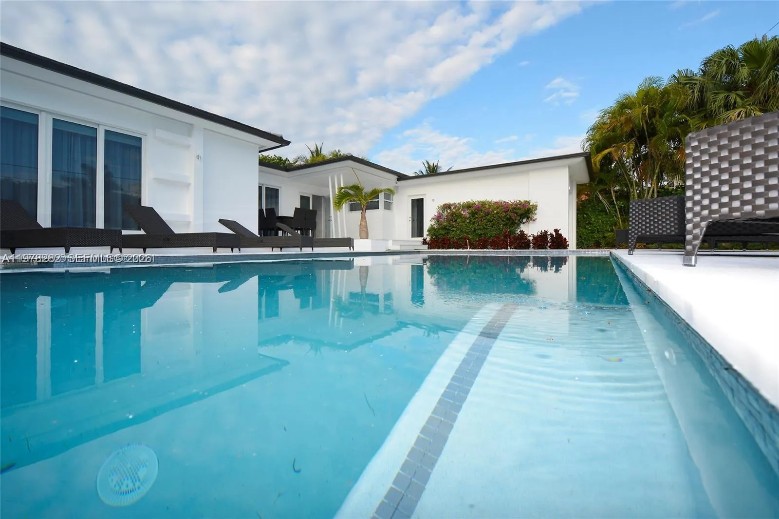 Foto de propiedad en 880 N Venetian Drive, Miami Beach, FL 33139 Miami Beach con MLS# 