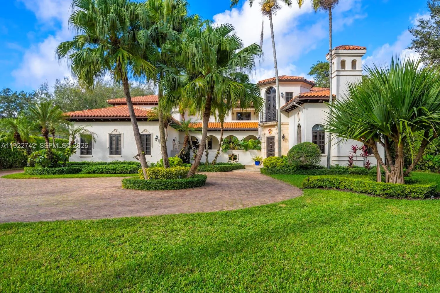 Foto de propiedad en 8800 SW 57 Avenue, Pinecrest, FL 33156 Pinecrest con MLS# 
