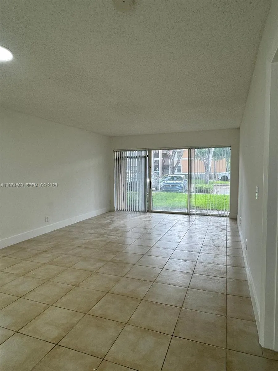 Foto de propiedad en 8801 Wiles Road 103, Coral Springs, FL 33067 Coral Springs con MLS# 