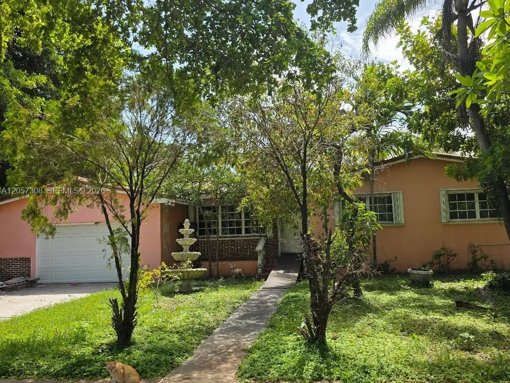 Foto de propiedad en 881 Albatross Street, Miami Springs, FL 33166 Miami Springs con MLS# 
