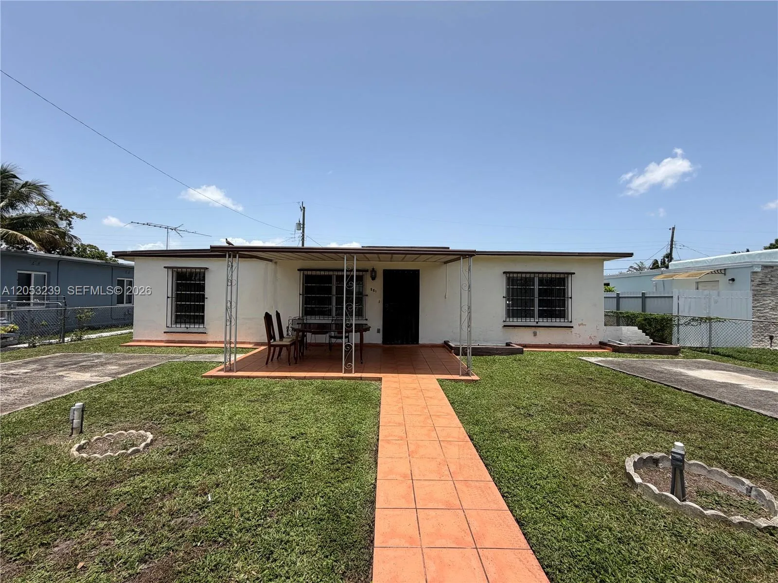 En Venta 881 E 14th Street, Hialeah, FL 33010, Hialeah, FL 33010