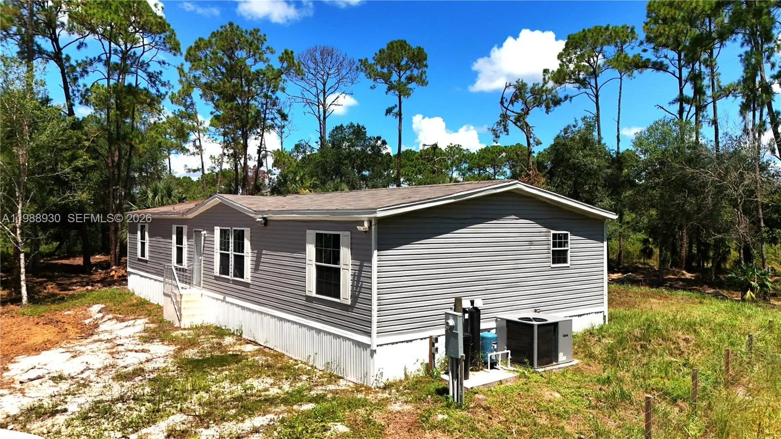 Foto de propiedad en 881 Woodland Boulevard, Clewiston, FL 33440 Clewiston con MLS# 