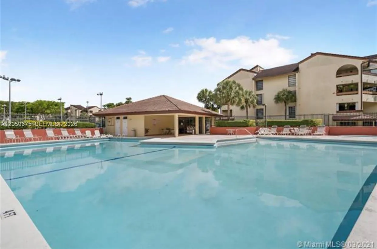 Foto de propiedad en 8810 SW 123rd Court M-209, Miami, FL 33186 Miami con MLS# 